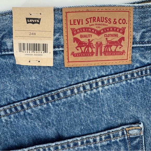 Levi’s plus sized high waisted Mom jeans shorts color is indigo - Picture 4 of 8